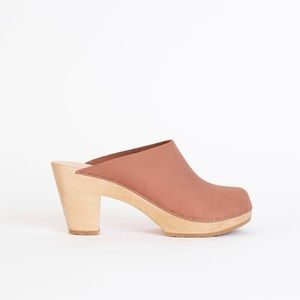 Like new BRYR clogs in clay